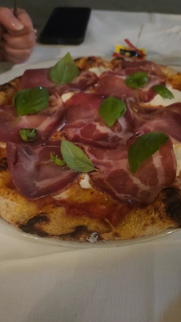 La Macchia degli Esperti - Pizzeria, Equitazione & Campi Sportivi