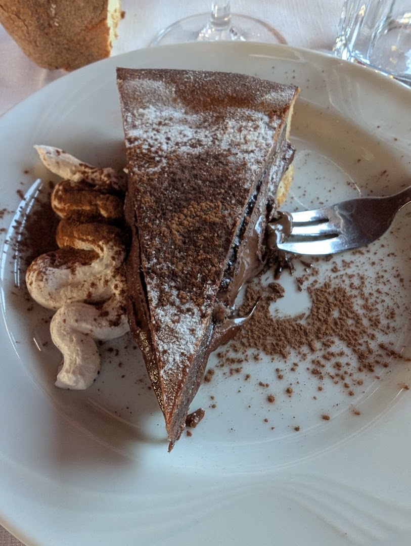 La Macchia degli Esperti - Pizzeria, Equitazione & Campi Sportivi