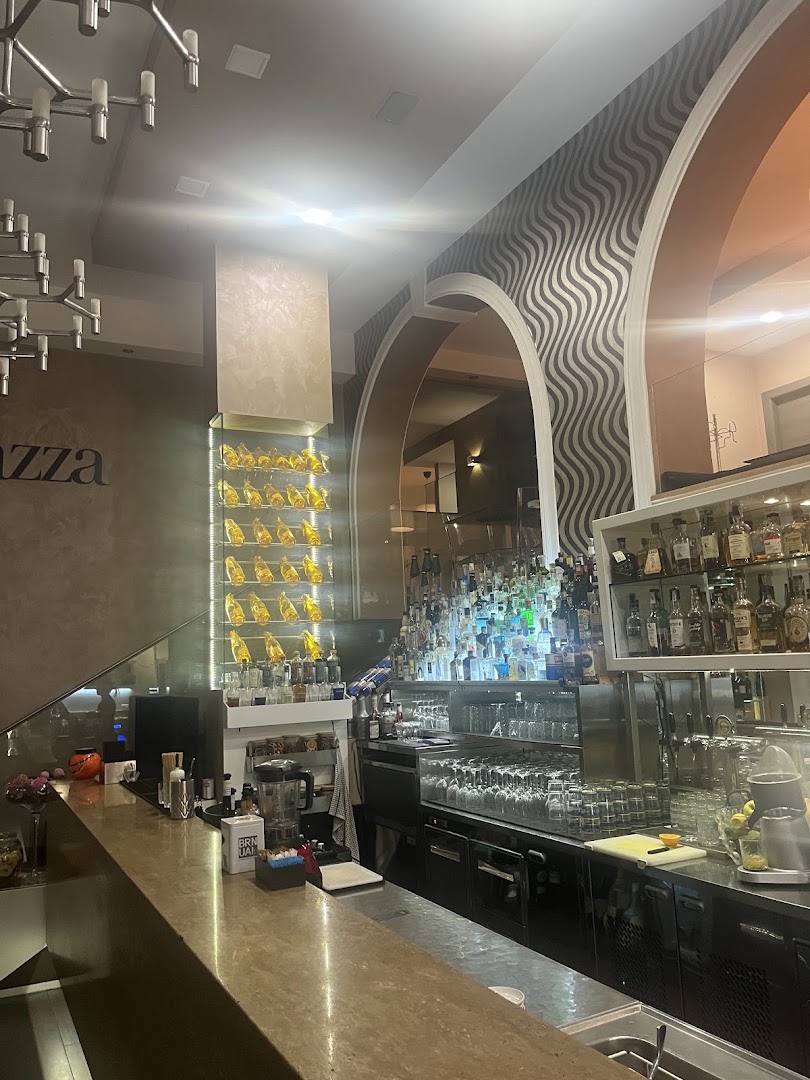 La Piazza Cocktail Caffè & Restaurant