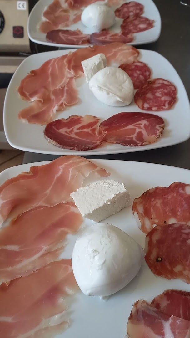 La Piazzetta Bar Trattoria con cucina tipica locale