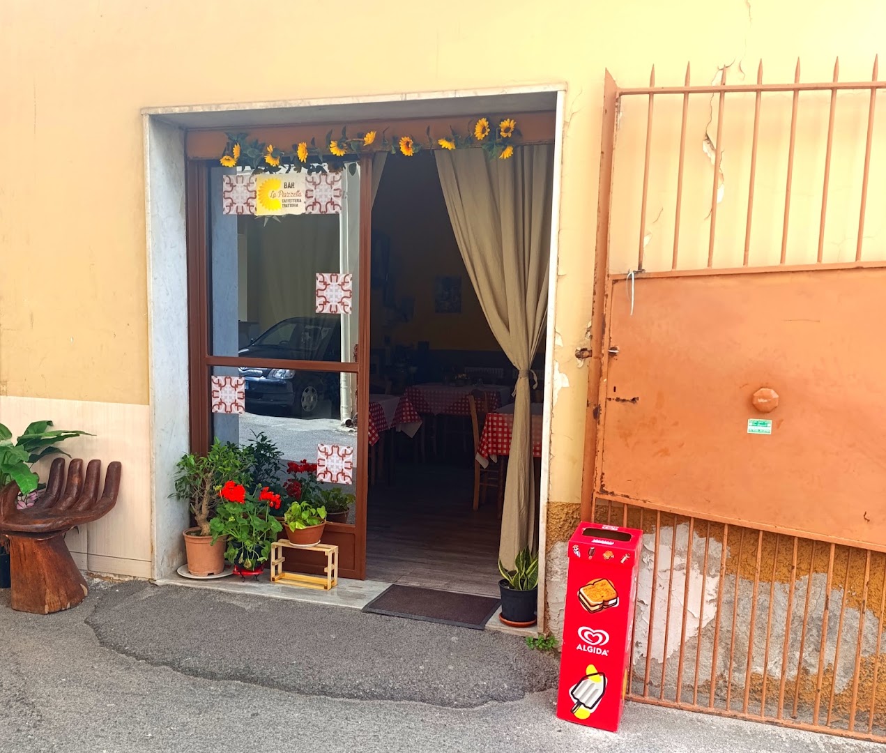 La Piazzetta Bar Trattoria con cucina tipica locale