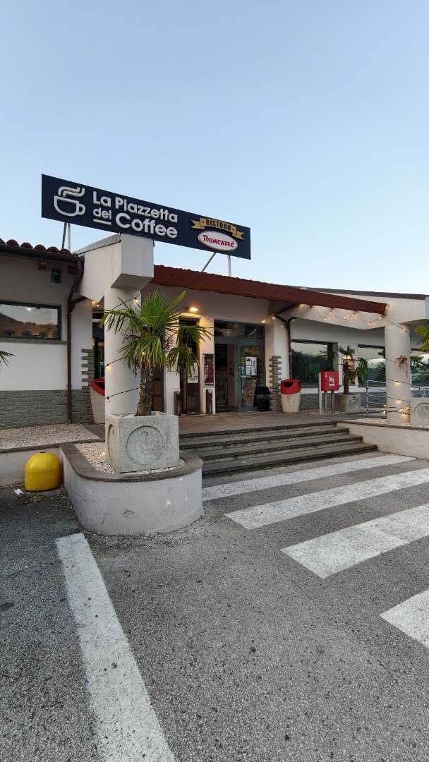 La piazzetta del Coffee Ristoro 76