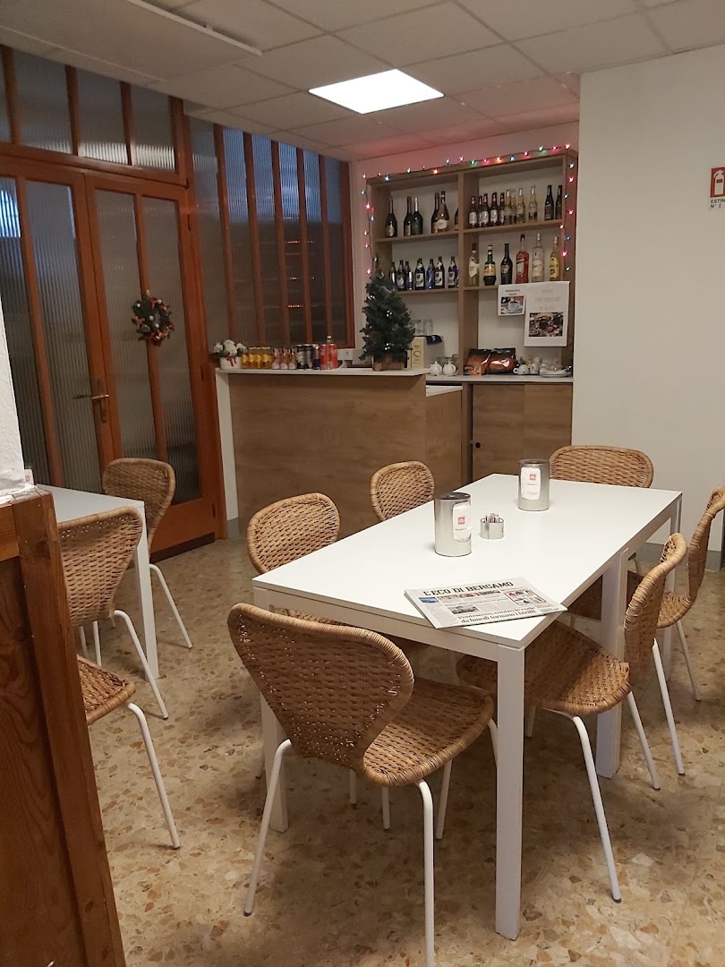 La Piccola Bottega Di Azzone: Bar, Alimentari, Tabacchi, Giornali