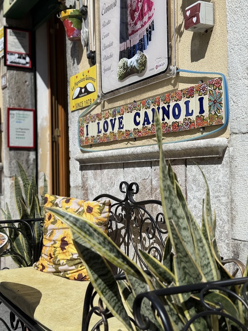 La Pignolata Guinness Cannoli Taormina Since1978 {Da Onofrio}