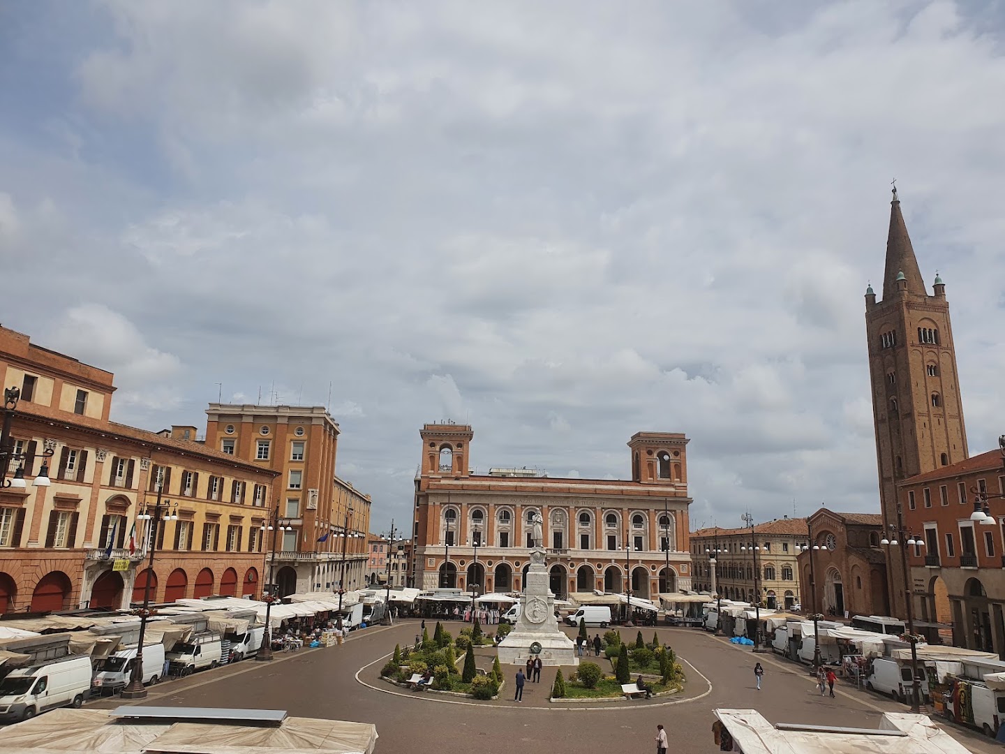 La Vesuviana Piazza Saffi, Forlì