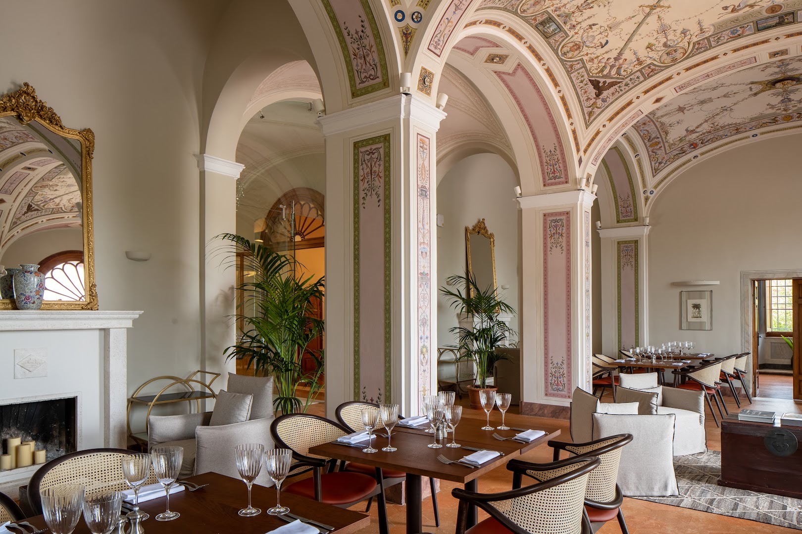 La Via Della Seta - Villa Restaurant & Bar
