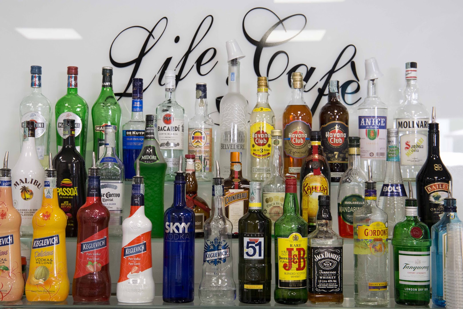 Life Cafe Q8, Domicella