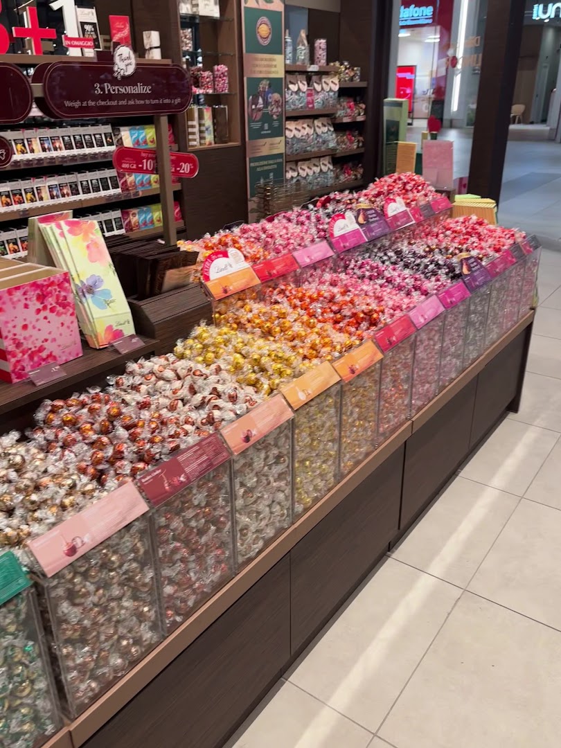 Lindt Chocolate Shop Merlata Bloom, Milano