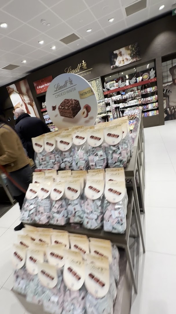 Lindt Chocolate Shop Scalo Milano, Locate di Triulzi