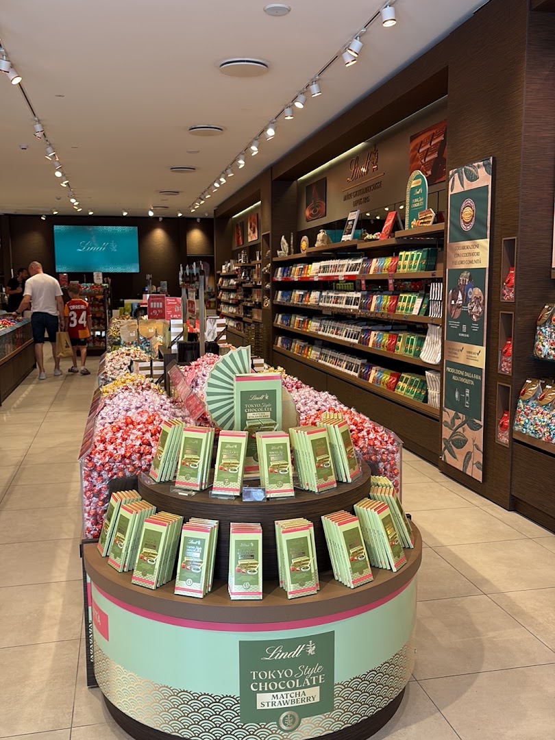 Lindt Chocolate Shop Serravalle