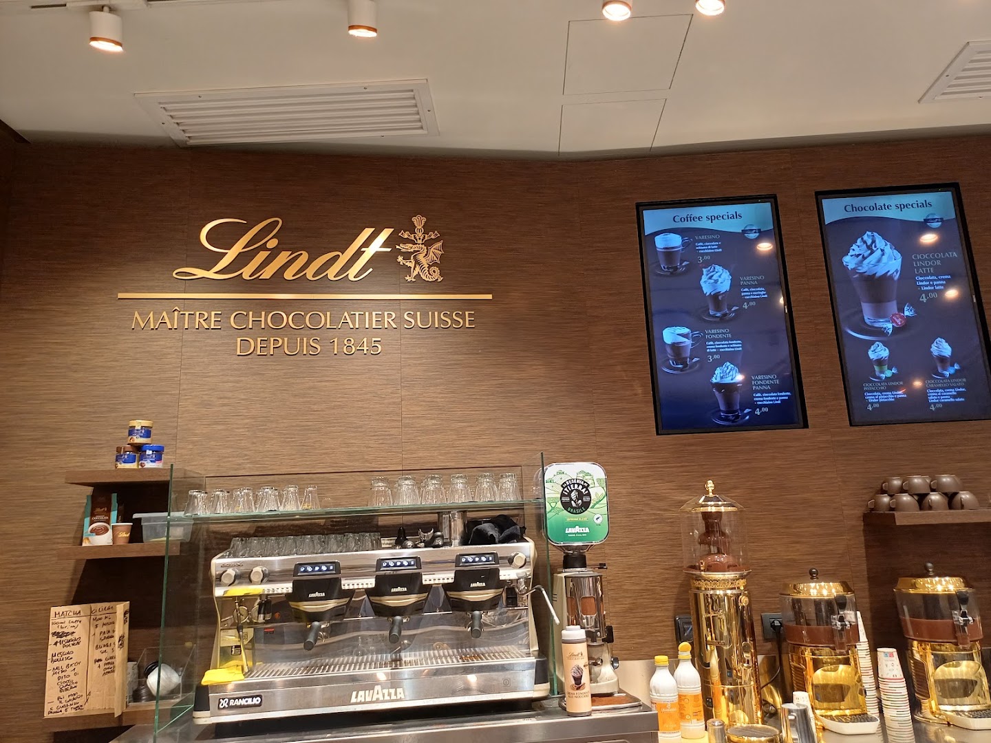 Lindt Chocolate Shop Serravalle