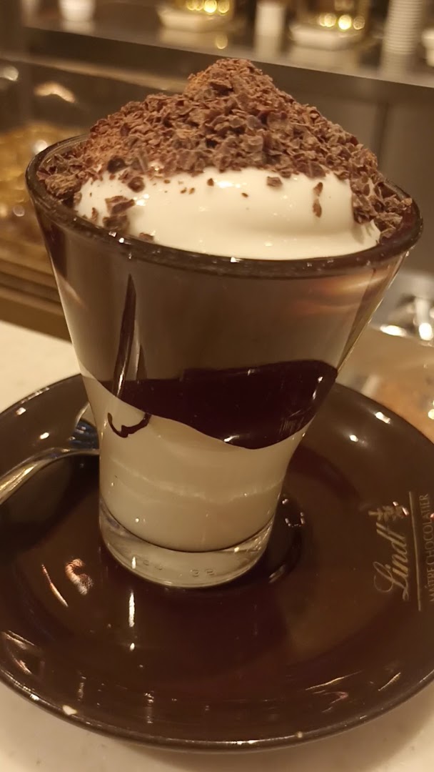 Lindt Chocolate Shop Serravalle
