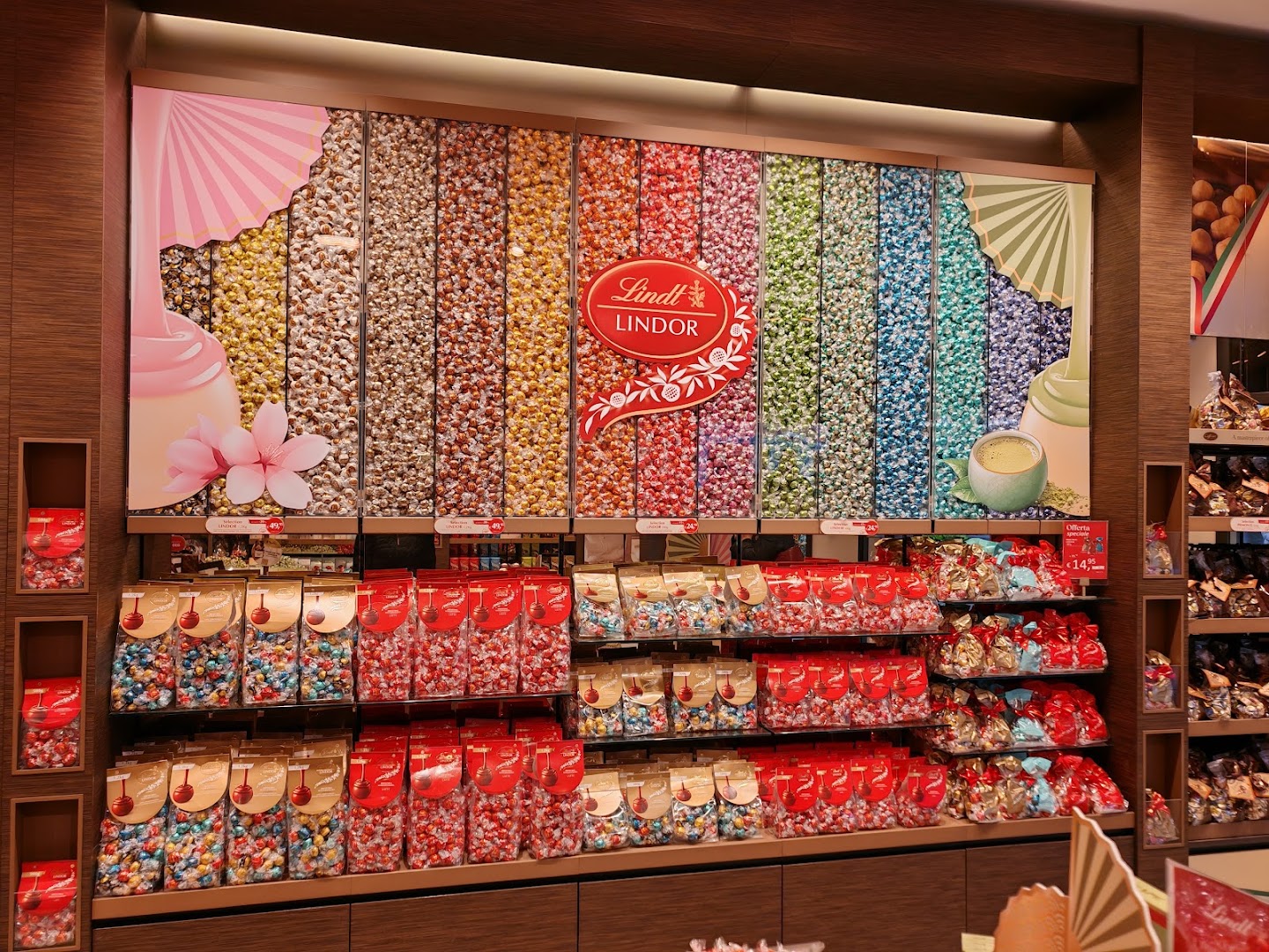 Lindt Chocolate Shop Serravalle