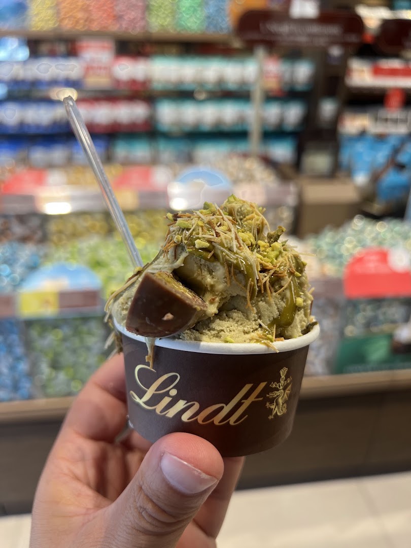 Lindt Chocolate Shop Vicolungo, Vicolungo