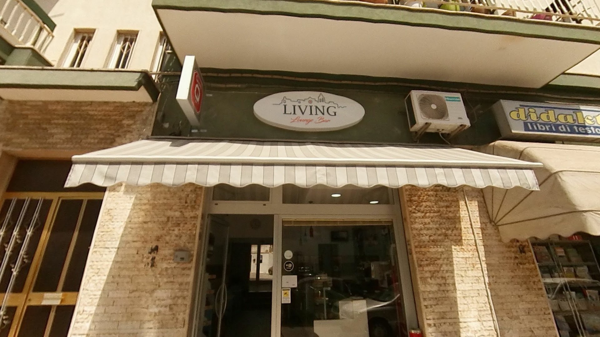 Living lounge bar