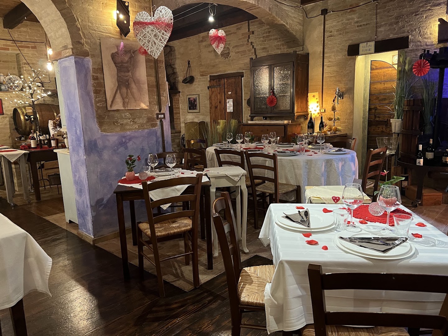Locanda del Sole Agriturismo Ristorante Osteria Cucina Tradizionale Carne Marchigiana Alloggi Piscina Eventi
