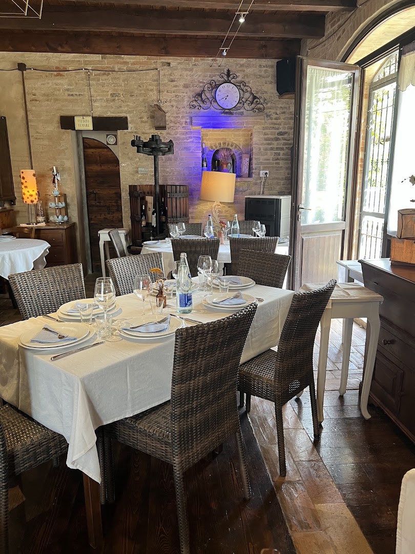 Locanda del Sole Agriturismo Ristorante Osteria Cucina Tradizionale Carne Marchigiana Alloggi Piscina Eventi