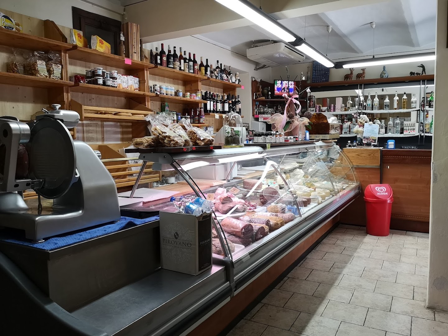 L'osteria Nonna Lola ha ceduto l'attività. Ora si chiama Osteria Dal Baffo