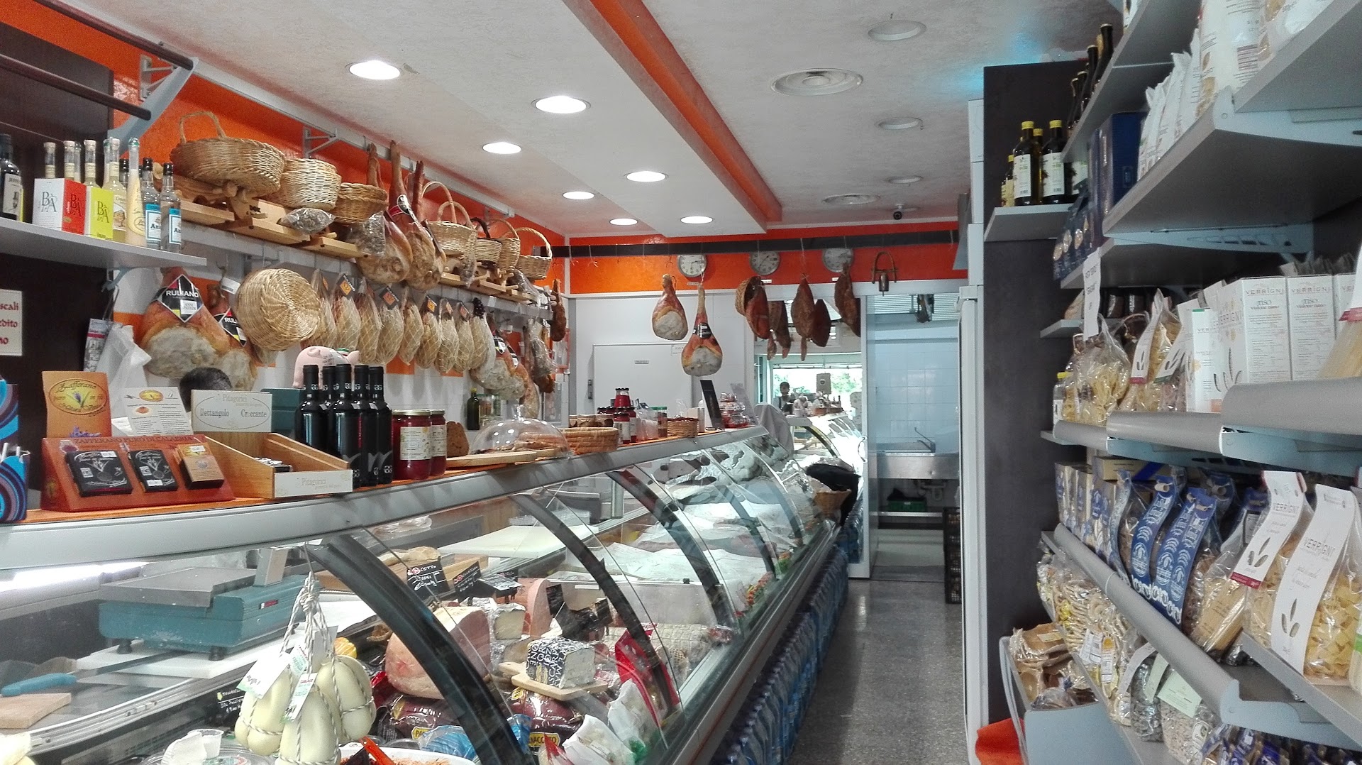 Luca E Francesco | Prosciutteria, Salumeria, Macelleria, Enoteca