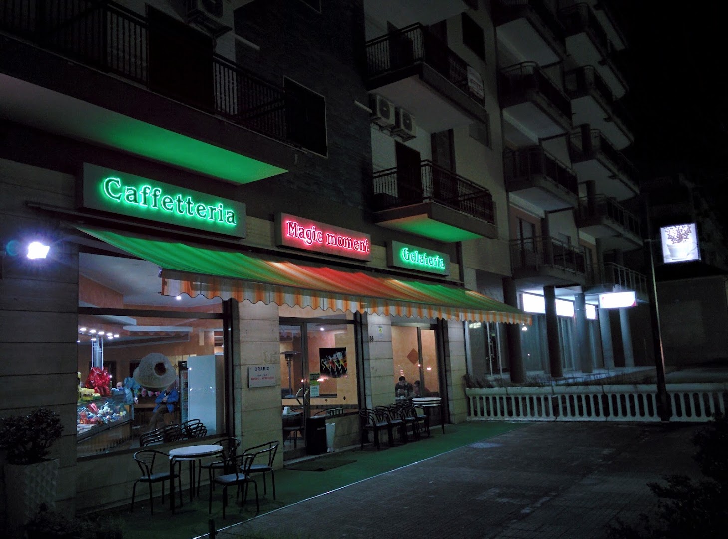 Magic Moment...caffeteria...gelateria..