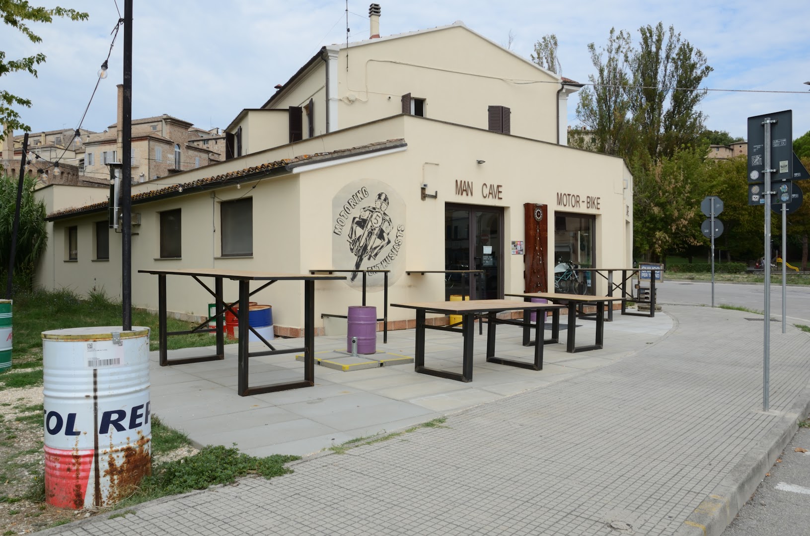 Man Cave Cafè
