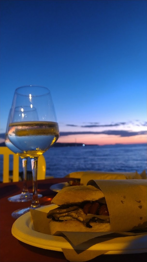 Mana Pub, Scilla