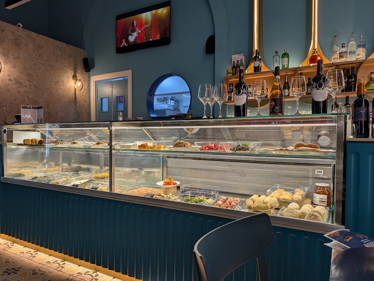Mediterraneo - Gastronomia & Vineria Scopri la nostra gastronomia, Napoli