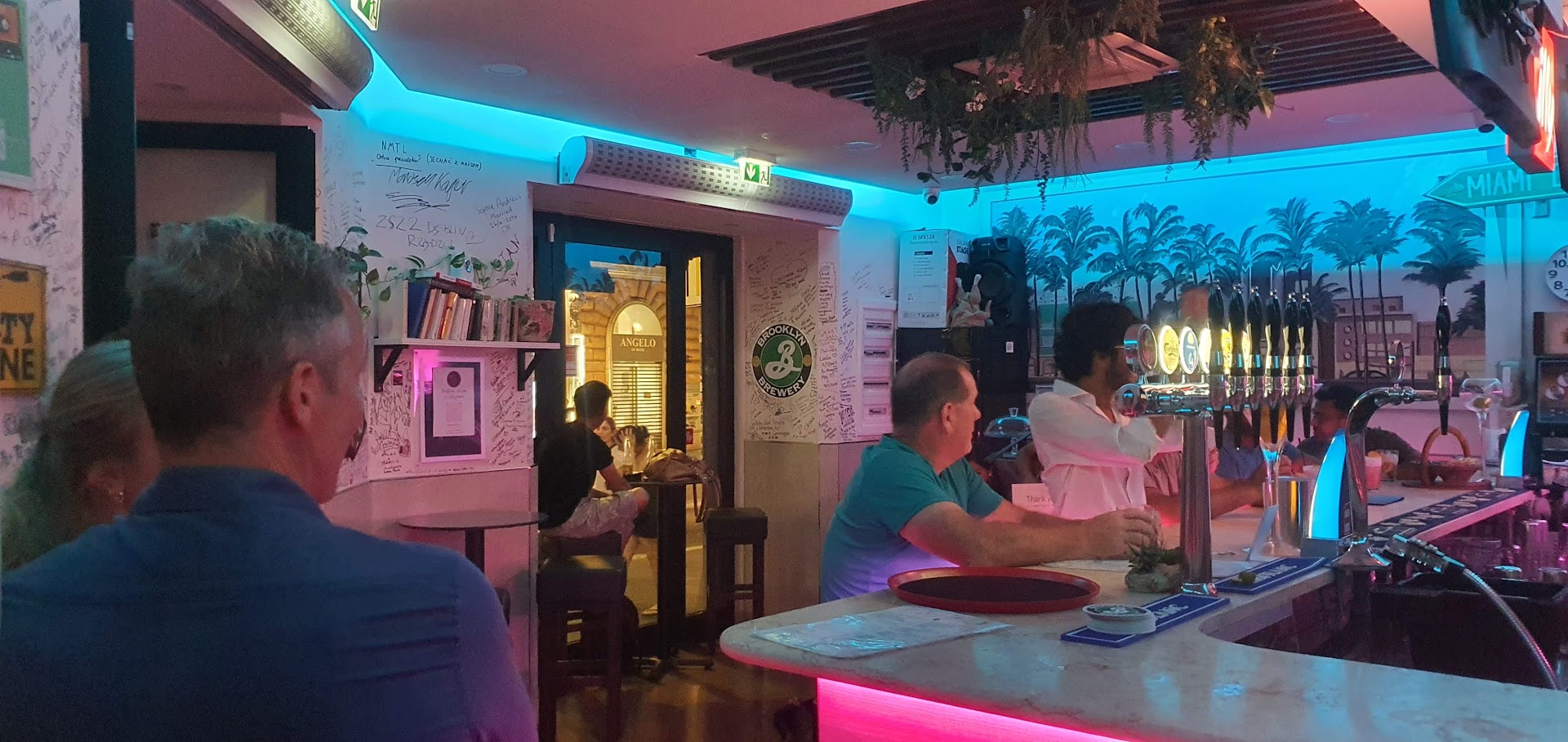 Miami Pub