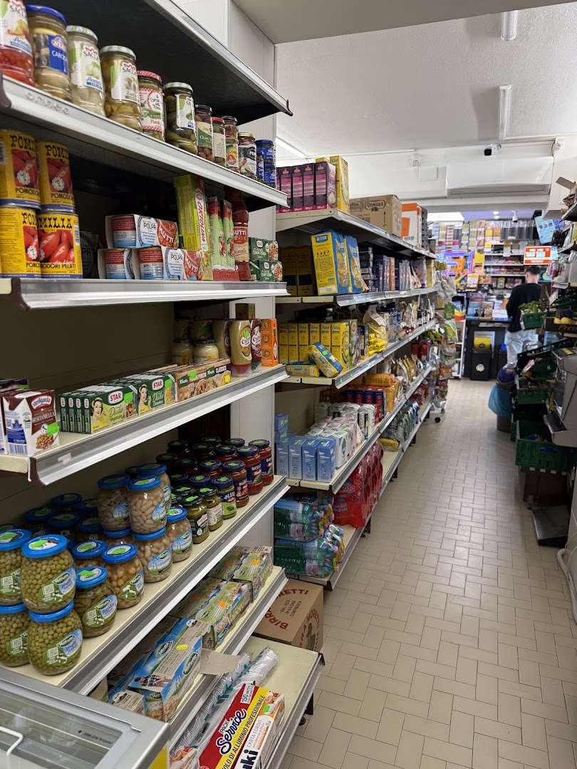 Minimarket Chifenti di Sollufi Ronaldo, Lucca