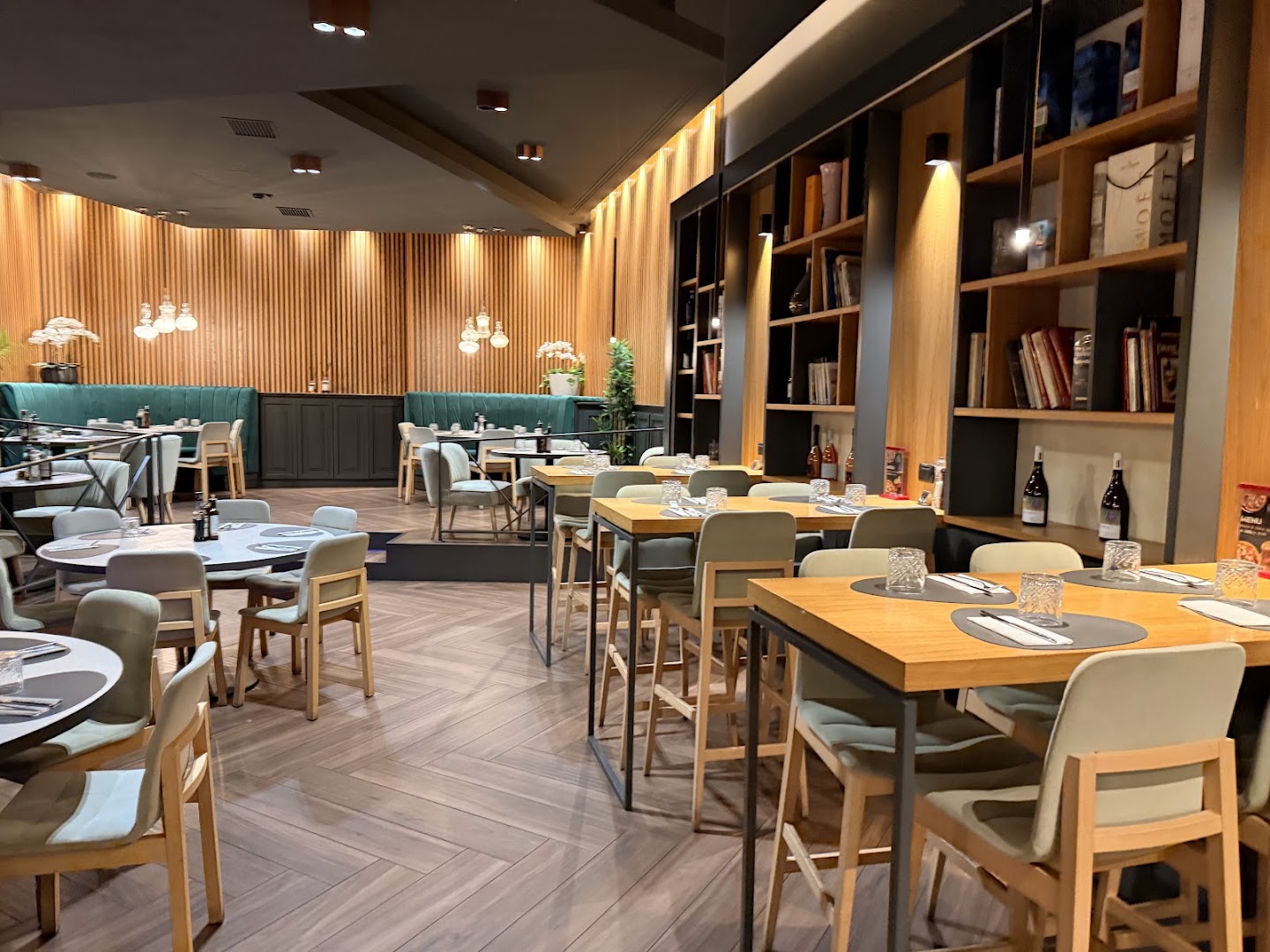 MOI RISTORANTE & LOUNGE BISTROT