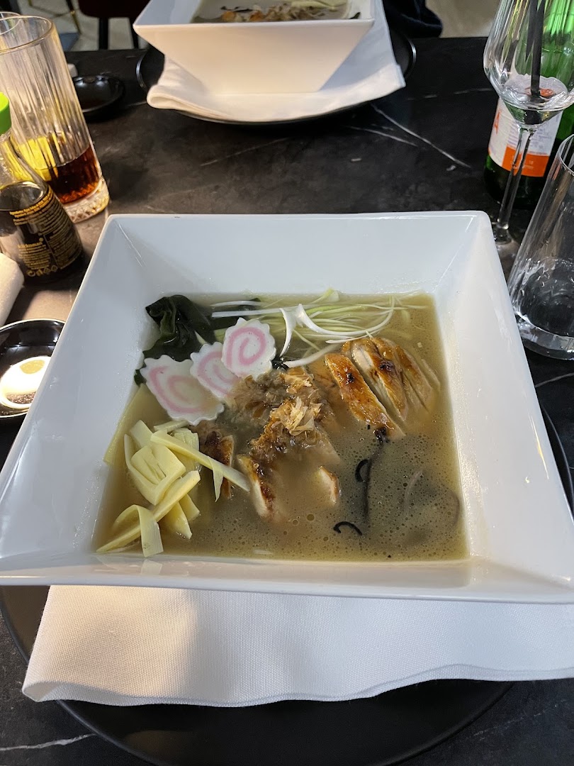 MOMi Sushi Nikkei