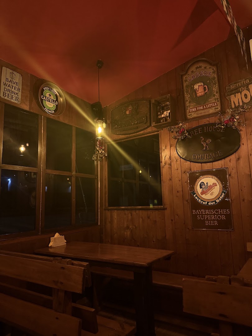 Momi's Pub