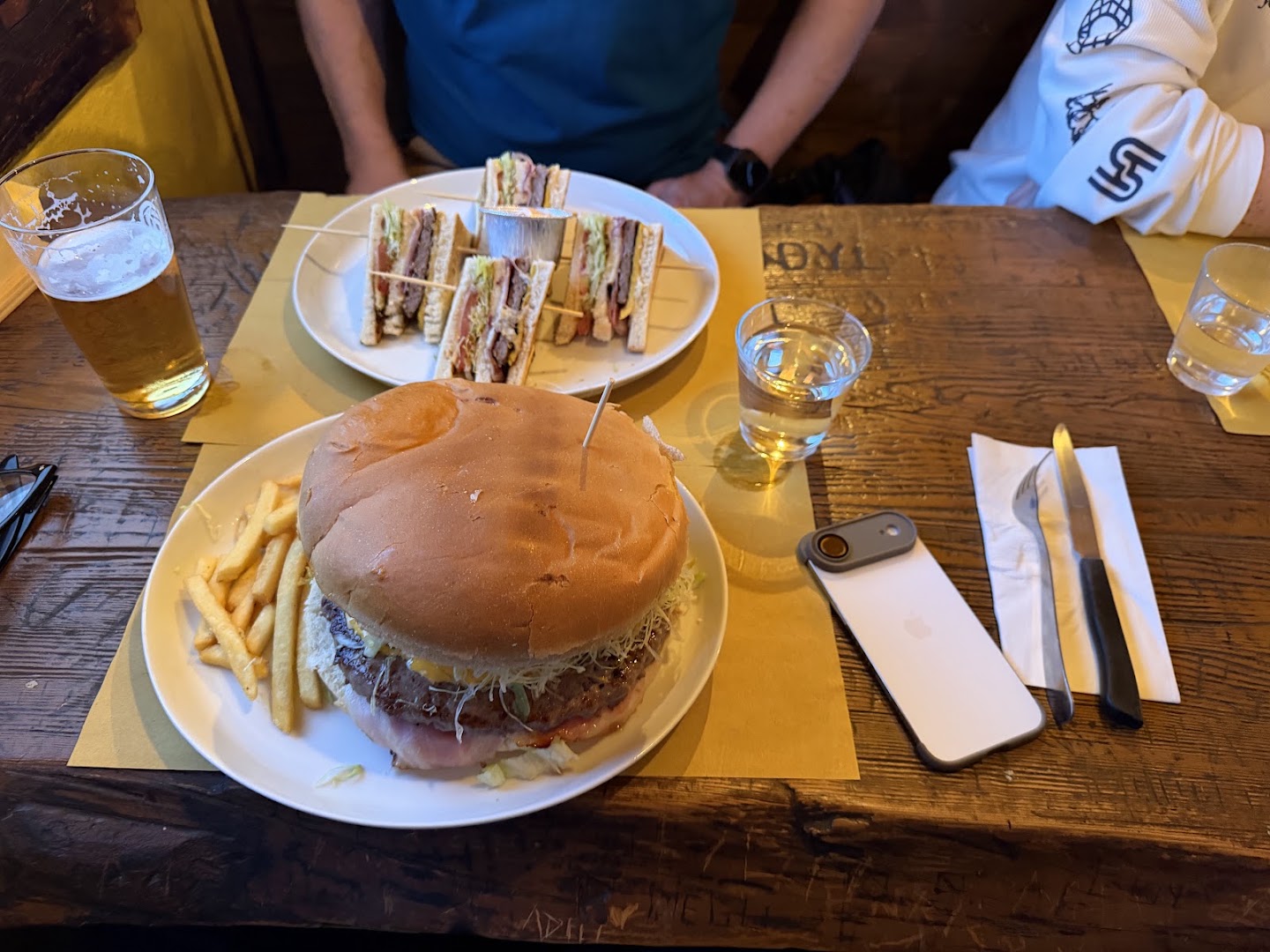 Momi's Pub
