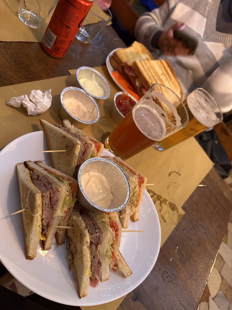 Momi's Pub