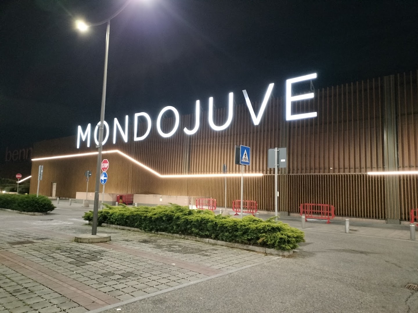 Mondojuve Shopping Village