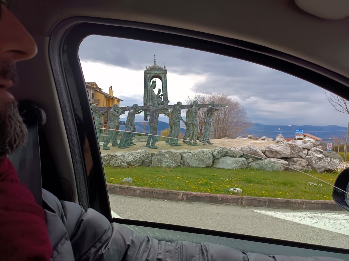 Monumento ai Portatori della Madonna