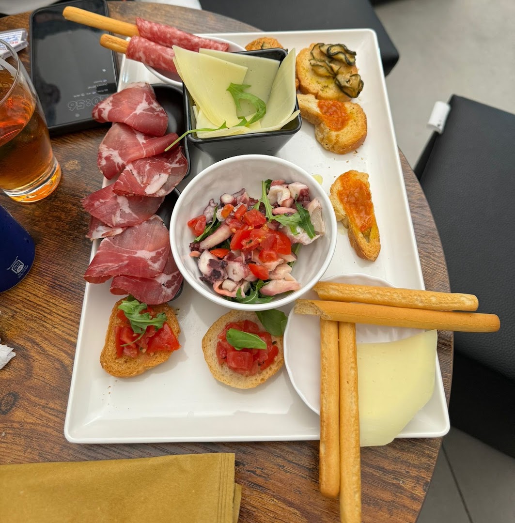 Moonlight Lounge Bar, Manfredonia