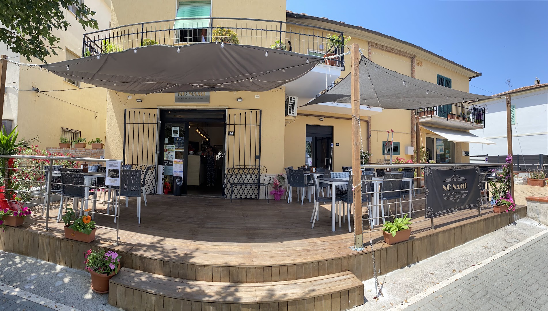 No name bar albinia