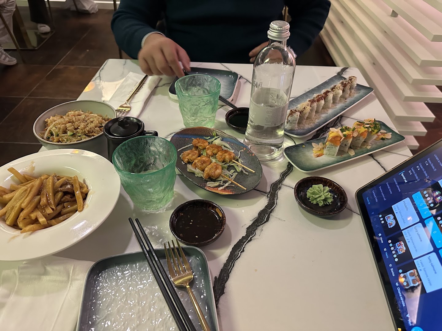 NOM SUSHI VIBES