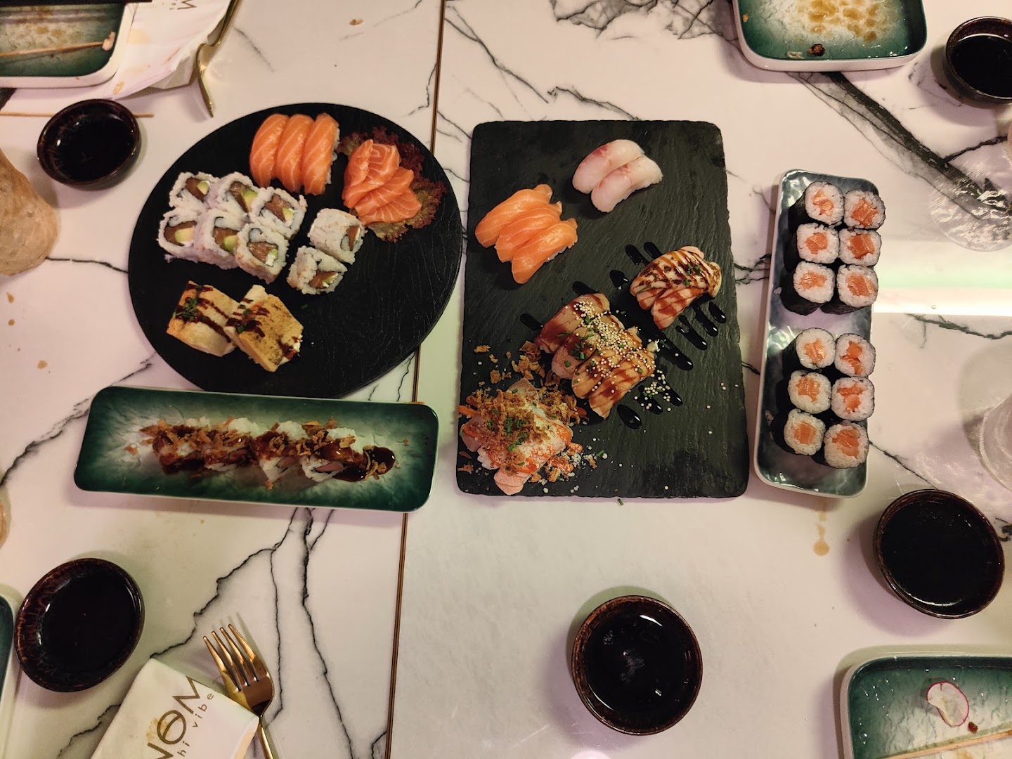 NOM SUSHI VIBES