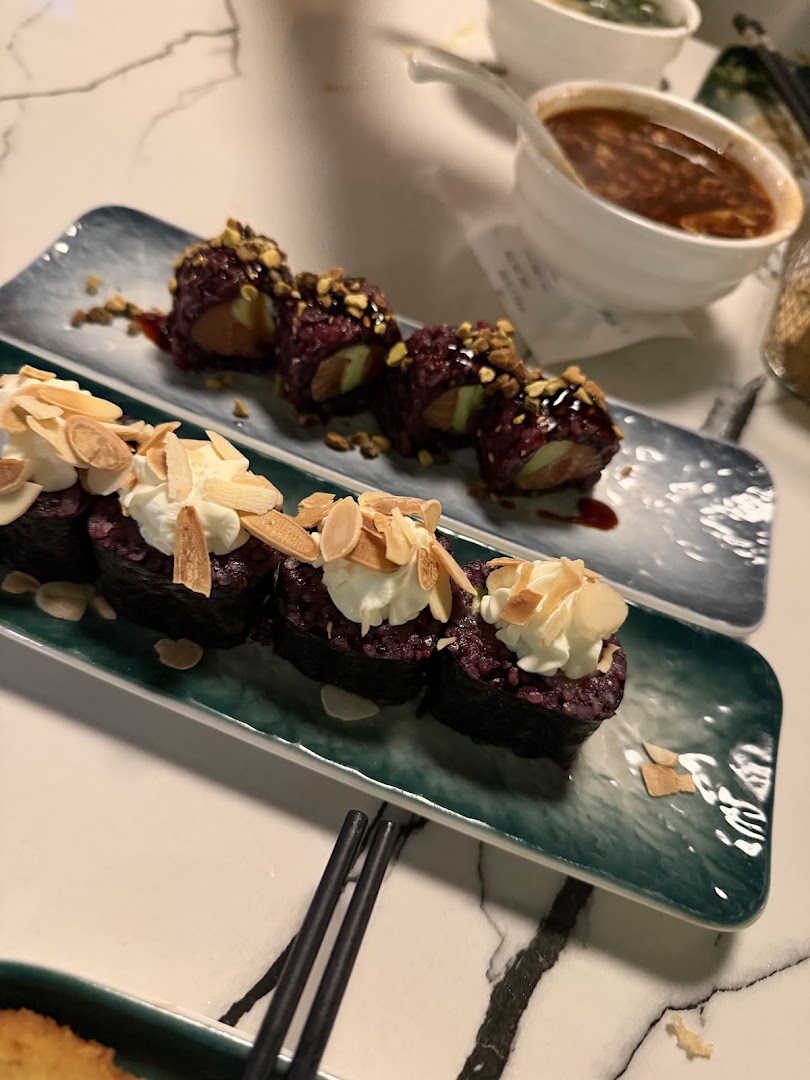 NOM SUSHI VIBES