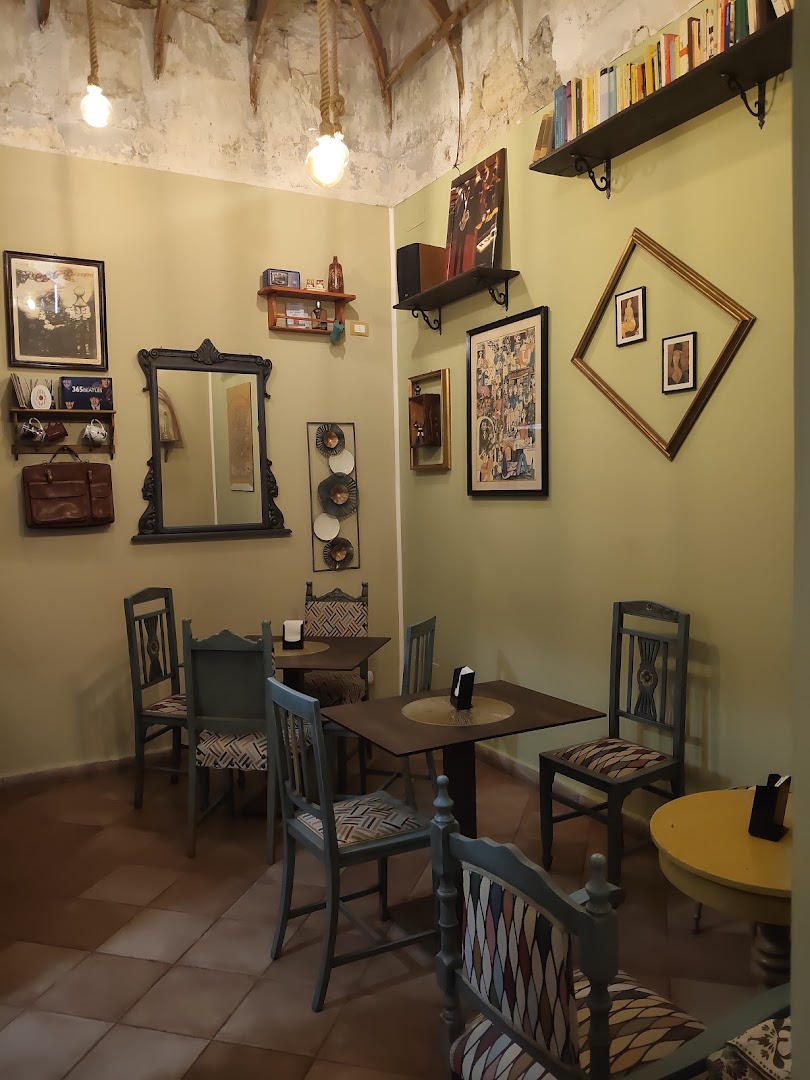 Novecento piccolo caffè con cucina