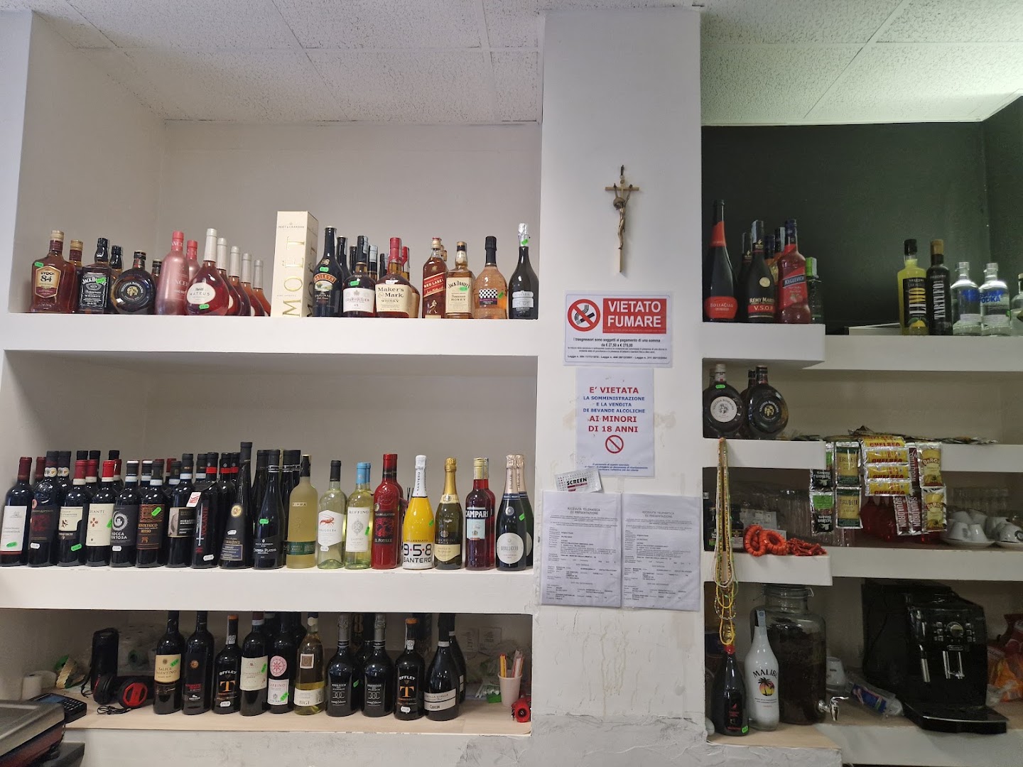 ONE WORLD MARKET & BAR