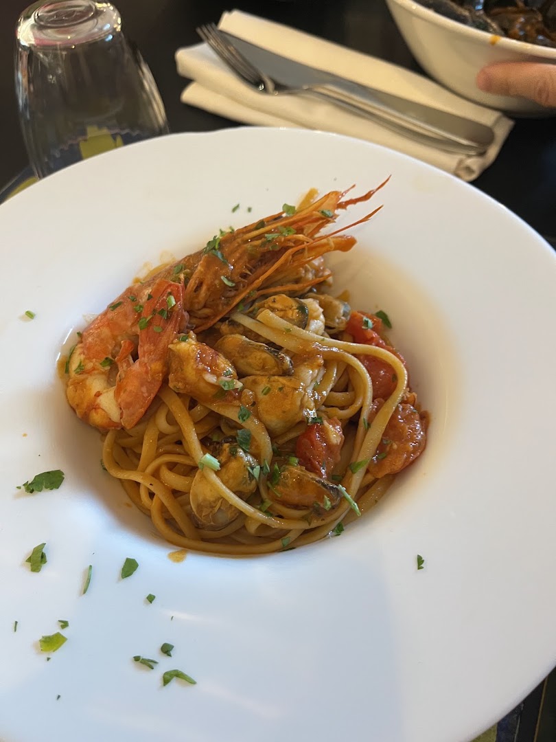 Optuyia. Restaurant..lounge bar..caffe..pizzeria...