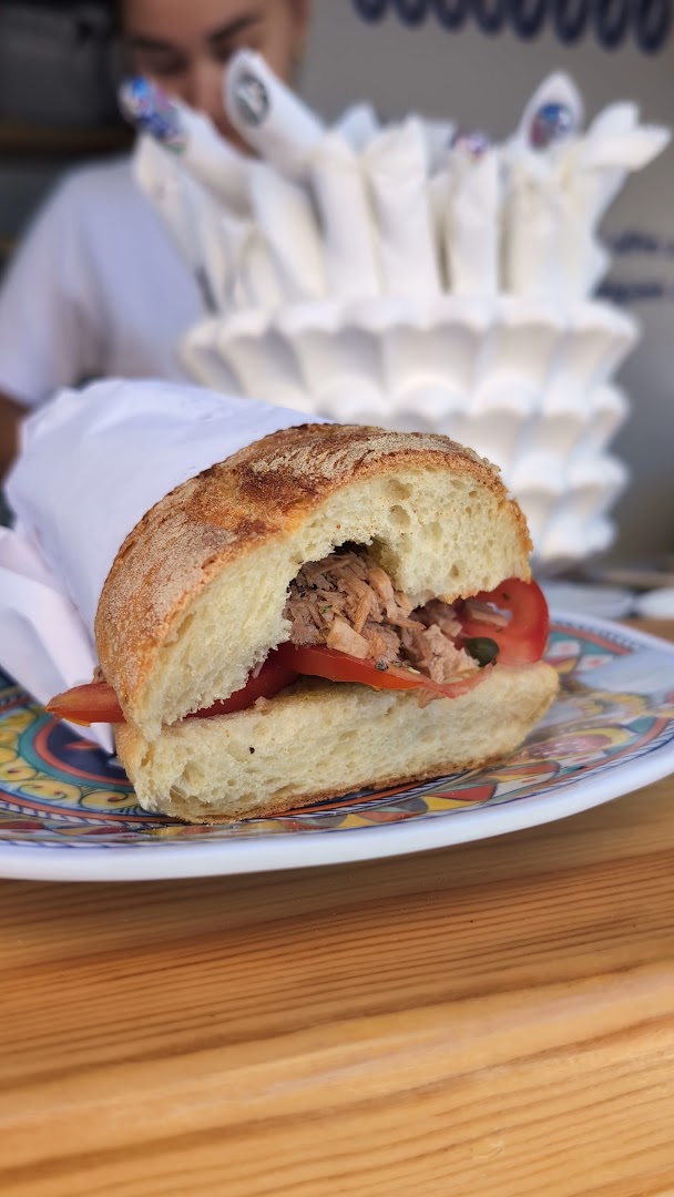 Pani cunzatu BAR SANTUZZA aperitivi lampedusa, Porto nuovo