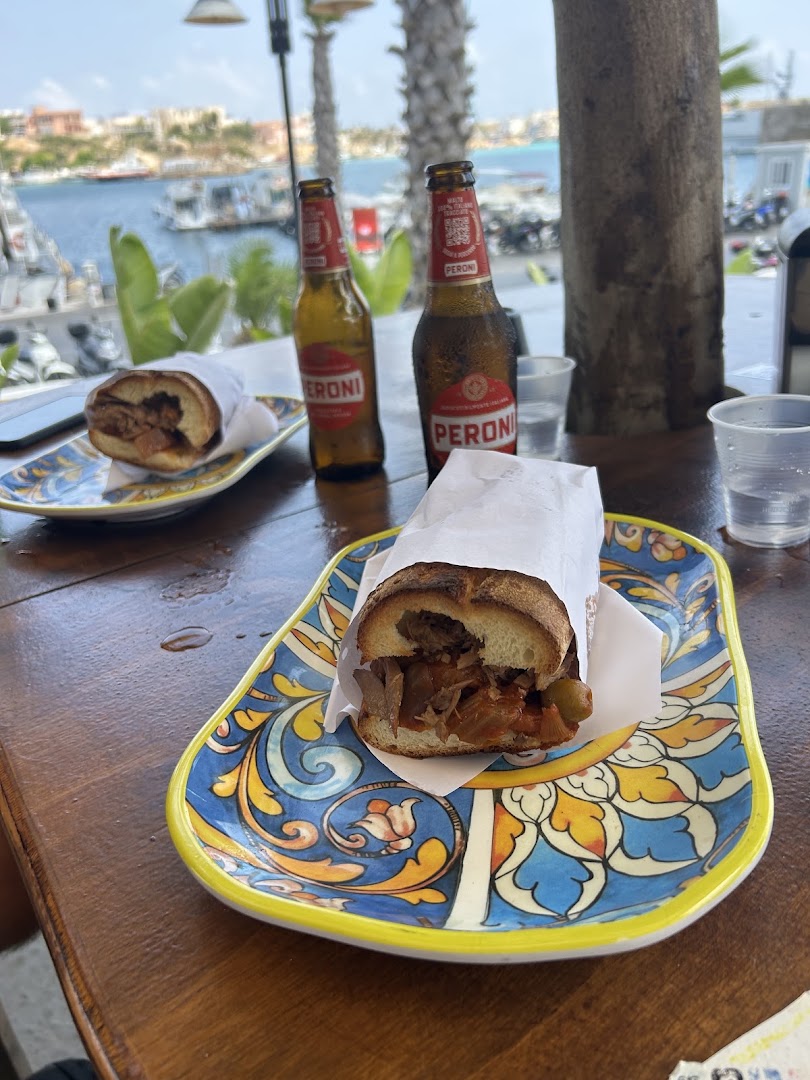 Pani cunzatu BAR SANTUZZA aperitivi lampedusa, Porto nuovo