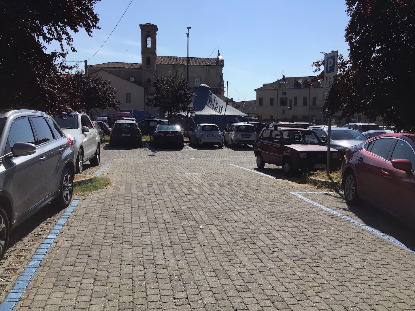 Parcheggio | Piazza Lavezzeri Roberto, Asti