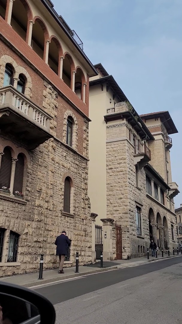 PARCHEGGIO Tribunale - Rotonda Dei Mille - Trattoria Caprese