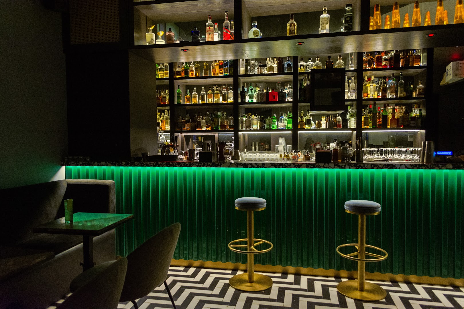 Parentesi Concept Bar