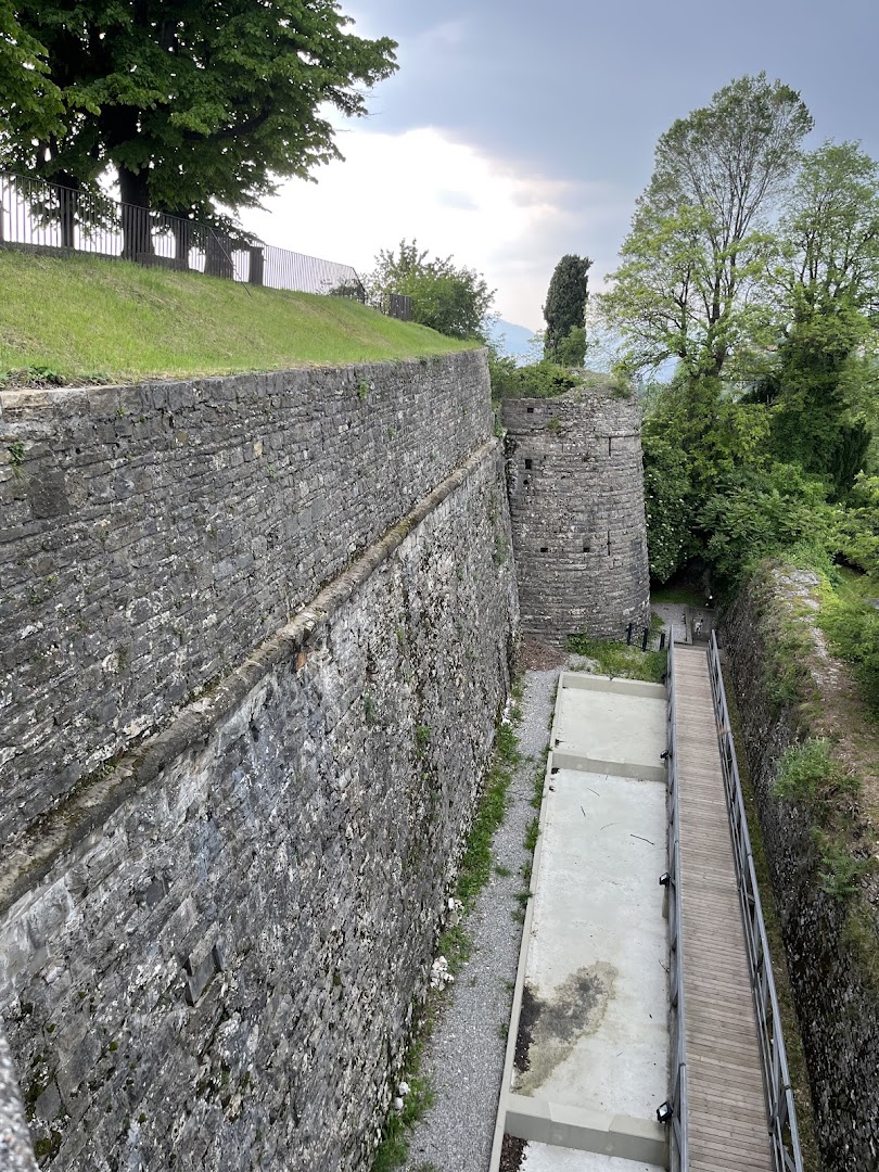 Passaggio Nelle Mura Del Castello Di San Vigilio, Bergamo